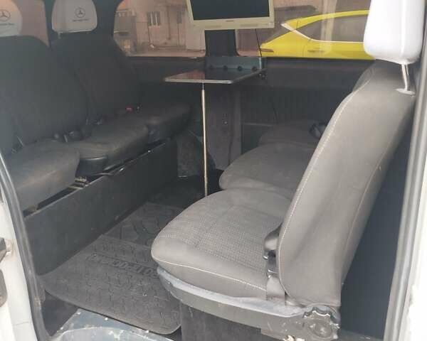 Белый Мерседес Вито, объемом двигателя 2.1 л и пробегом 444 тыс. км за 8300 $, фото 5 на Automoto.ua