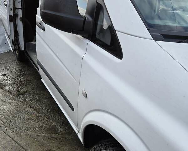 Белый Мерседес Вито, объемом двигателя 2.2 л и пробегом 325 тыс. км за 8500 $, фото 4 на Automoto.ua