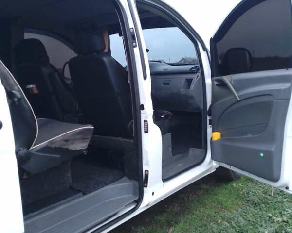 Белый Мерседес Вито, объемом двигателя 2.15 л и пробегом 300 тыс. км за 7200 $, фото 5 на Automoto.ua