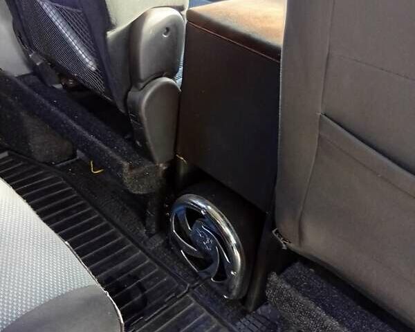 Белый Мерседес Вито, объемом двигателя 2.15 л и пробегом 330 тыс. км за 9300 $, фото 7 на Automoto.ua