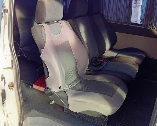 Белый Мерседес Вито, объемом двигателя 2.15 л и пробегом 330 тыс. км за 9300 $, фото 6 на Automoto.ua