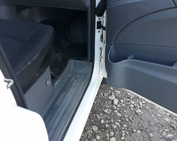 Белый Мерседес Вито, объемом двигателя 2.2 л и пробегом 289 тыс. км за 9100 $, фото 14 на Automoto.ua