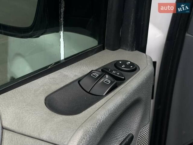 Белый Мерседес Вито, объемом двигателя 2.15 л и пробегом 300 тыс. км за 8600 $, фото 13 на Automoto.ua