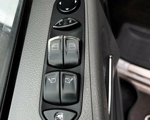 Белый Мерседес Вито, объемом двигателя 2.15 л и пробегом 370 тыс. км за 8000 $, фото 12 на Automoto.ua