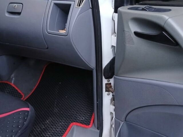 Белый Мерседес Вито, объемом двигателя 2.1 л и пробегом 363 тыс. км за 8800 $, фото 7 на Automoto.ua