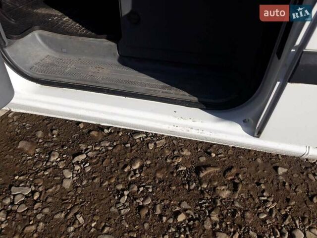 Белый Мерседес Вито, объемом двигателя 2.2 л и пробегом 289 тыс. км за 9100 $, фото 19 на Automoto.ua