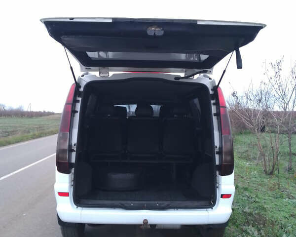 Белый Мерседес Вито, объемом двигателя 2.15 л и пробегом 300 тыс. км за 7200 $, фото 4 на Automoto.ua