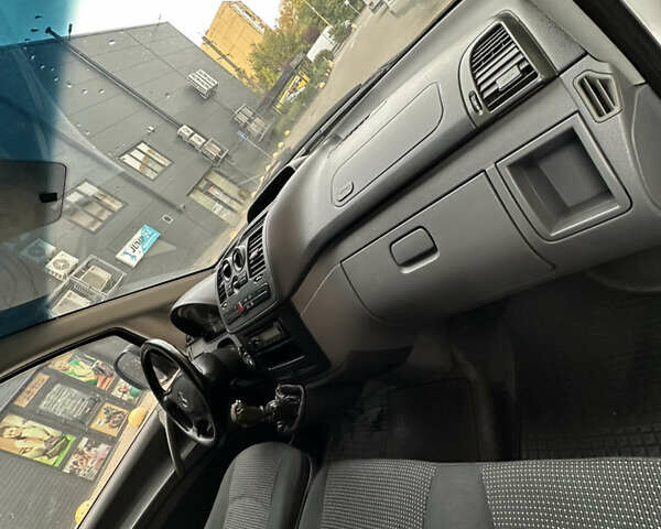 Белый Мерседес Вито, объемом двигателя 2.2 л и пробегом 415 тыс. км за 7500 $, фото 13 на Automoto.ua