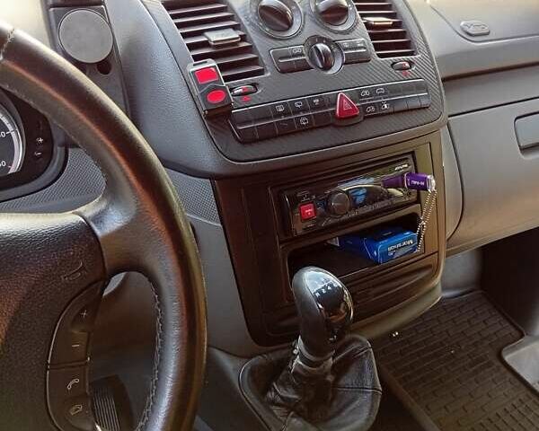 Белый Мерседес Вито, объемом двигателя 2.15 л и пробегом 330 тыс. км за 9300 $, фото 11 на Automoto.ua