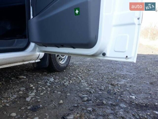 Белый Мерседес Вито, объемом двигателя 2.2 л и пробегом 289 тыс. км за 9100 $, фото 15 на Automoto.ua