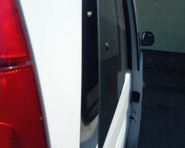 Белый Мерседес Вито, объемом двигателя 2.1 л и пробегом 320 тыс. км за 8600 $, фото 7 на Automoto.ua