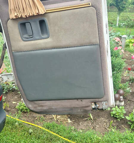 Белый Мерседес Вито, объемом двигателя 2.15 л и пробегом 275 тыс. км за 11000 $, фото 23 на Automoto.ua