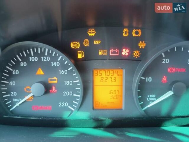 Белый Мерседес Вито, объемом двигателя 2.2 л и пробегом 357 тыс. км за 8000 $, фото 8 на Automoto.ua