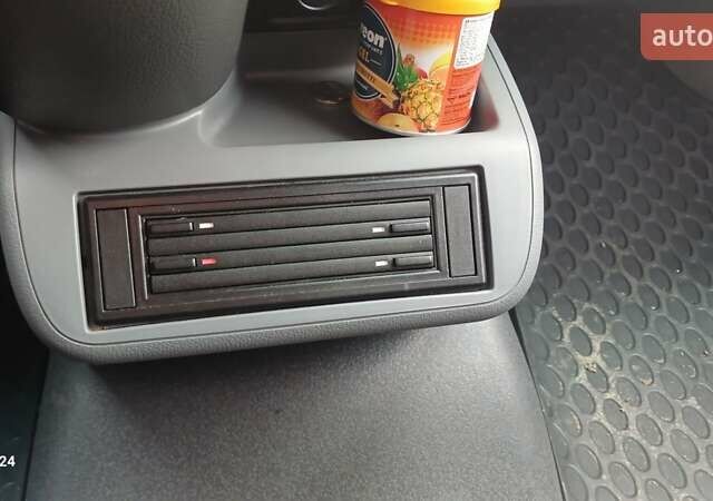 Белый Мерседес Вито, объемом двигателя 2.15 л и пробегом 335 тыс. км за 12000 $, фото 4 на Automoto.ua