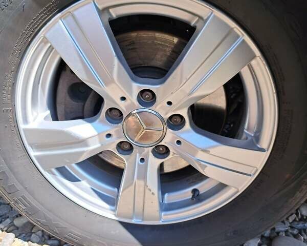 Белый Мерседес Вито, объемом двигателя 2.15 л и пробегом 338 тыс. км за 9200 $, фото 31 на Automoto.ua