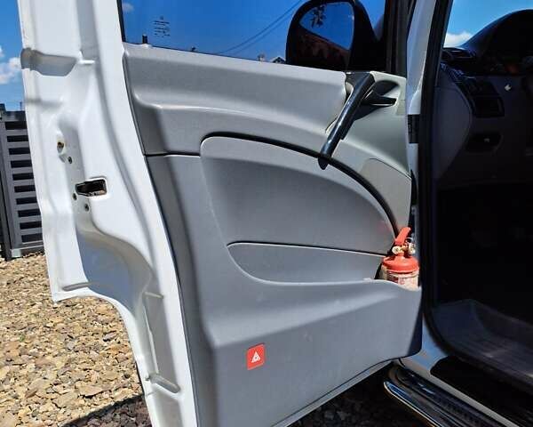 Белый Мерседес Вито, объемом двигателя 2.15 л и пробегом 338 тыс. км за 9200 $, фото 2022 на Automoto.ua