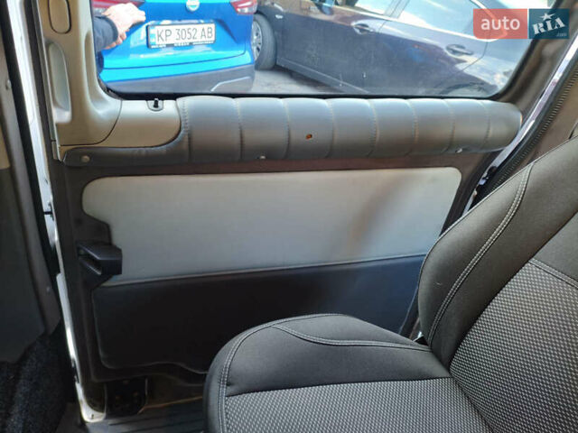 Белый Мерседес Вито, объемом двигателя 2.15 л и пробегом 361 тыс. км за 8950 $, фото 12 на Automoto.ua