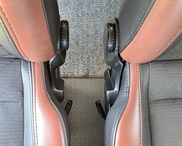 Белый Мерседес Вито, объемом двигателя 2.15 л и пробегом 338 тыс. км за 9200 $, фото 4564 на Automoto.ua