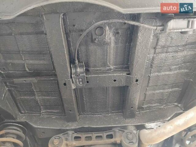 Белый Мерседес Вито, объемом двигателя 2.15 л и пробегом 458 тыс. км за 7400 $, фото 18 на Automoto.ua