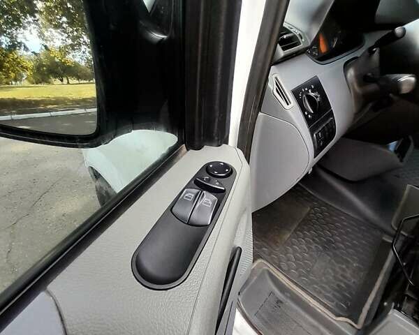 Білий Мерседес Віто, об'ємом двигуна 2.99 л та пробігом 272 тис. км за 13000 $, фото 26 на Automoto.ua