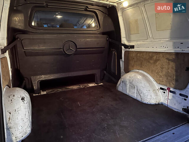 Белый Мерседес Вито, объемом двигателя 2.15 л и пробегом 282 тыс. км за 6000 $, фото 5 на Automoto.ua
