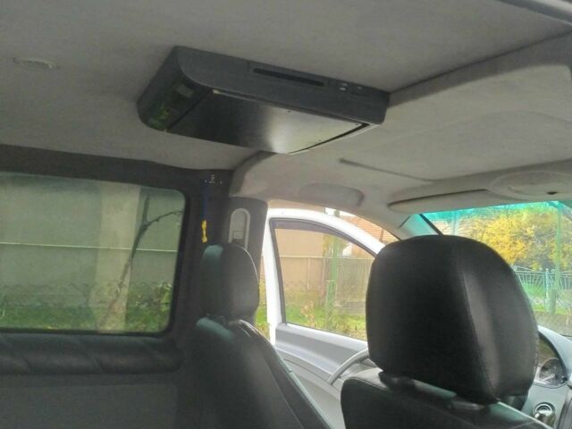 Белый Мерседес Вито, объемом двигателя 2.1 л и пробегом 389 тыс. км за 8000 $, фото 4 на Automoto.ua