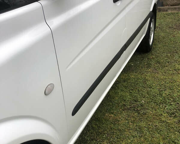 Белый Мерседес Вито, объемом двигателя 2.15 л и пробегом 256 тыс. км за 8950 $, фото 11 на Automoto.ua