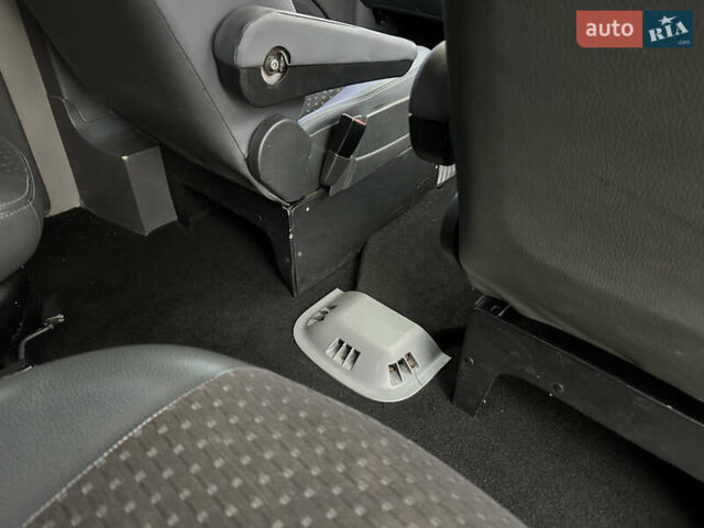 Белый Мерседес Вито, объемом двигателя 2.2 л и пробегом 400 тыс. км за 9450 $, фото 25 на Automoto.ua