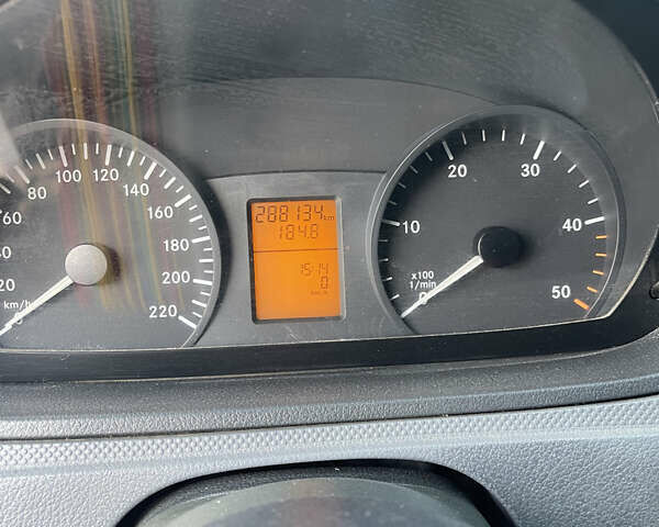 Белый Мерседес Вито, объемом двигателя 2.15 л и пробегом 290 тыс. км за 7900 $, фото 2 на Automoto.ua