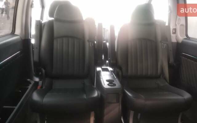 Белый Мерседес Вито, объемом двигателя 2.15 л и пробегом 163 тыс. км за 17500 $, фото 4 на Automoto.ua