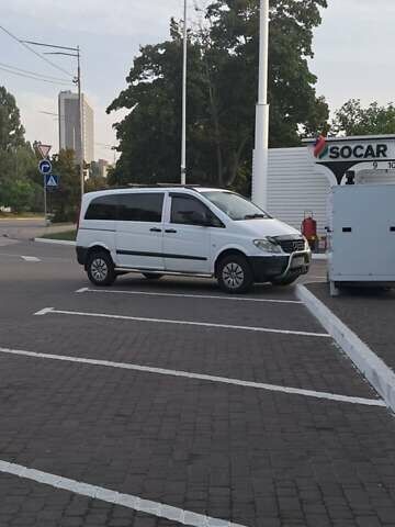 Белый Мерседес Вито, объемом двигателя 2.15 л и пробегом 407 тыс. км за 9000 $, фото 1 на Automoto.ua