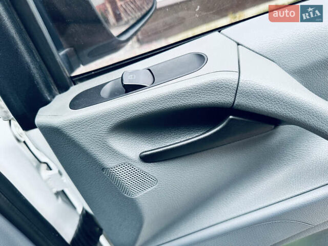 Белый Мерседес Вито, объемом двигателя 2.2 л и пробегом 237 тыс. км за 9500 $, фото 6 на Automoto.ua