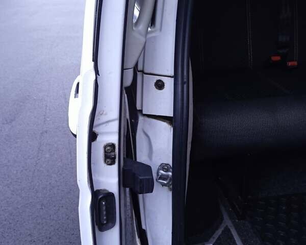 Мерседес Вито 2009 в Киеве на Automoto.ua Белый Мерседес Вито, объемом двигателя 2.15 л и пробегом 317 тыс. км за 8999 $, фото 11 на Automoto.ua