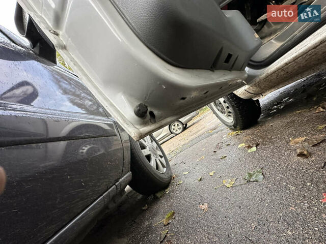 Белый Мерседес Вито, объемом двигателя 2.15 л и пробегом 271 тыс. км за 9600 $, фото 12 на Automoto.ua