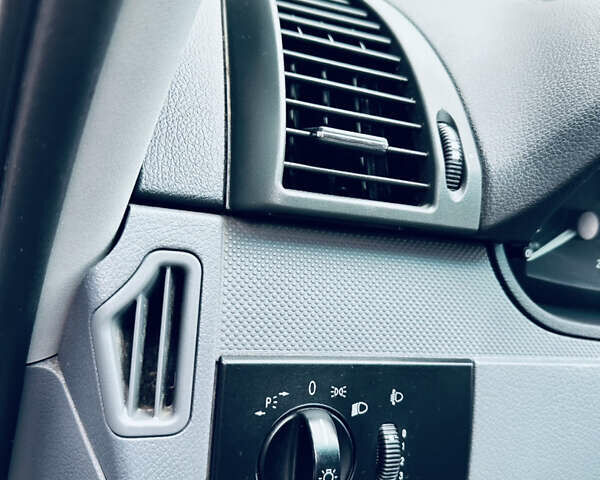 Белый Мерседес Вито, объемом двигателя 2.2 л и пробегом 237 тыс. км за 9500 $, фото 11 на Automoto.ua