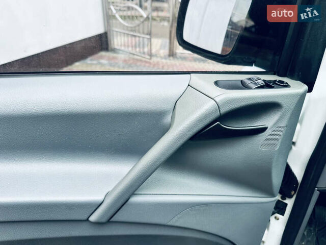 Белый Мерседес Вито, объемом двигателя 2.2 л и пробегом 237 тыс. км за 9500 $, фото 12 на Automoto.ua