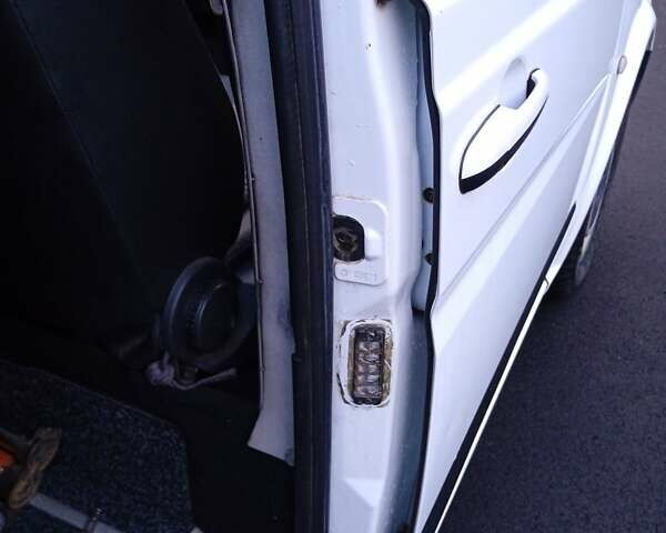 Мерседес Вито 2009 в Киеве на Automoto.ua Белый Мерседес Вито, объемом двигателя 2.15 л и пробегом 317 тыс. км за 8999 $, фото 10 на Automoto.ua
