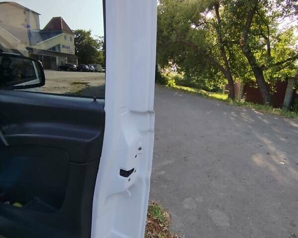Белый Мерседес Вито, объемом двигателя 2.14 л и пробегом 398 тыс. км за 12850 $, фото 80 на Automoto.ua