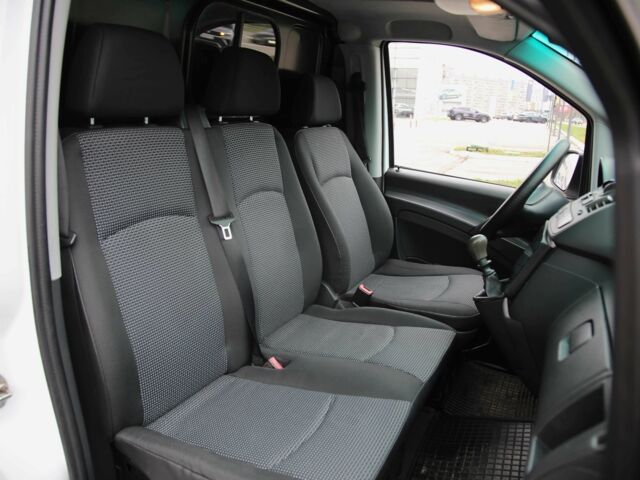 Белый Мерседес Вито, объемом двигателя 2.2 л и пробегом 528 тыс. км за 9900 $, фото 8 на Automoto.ua