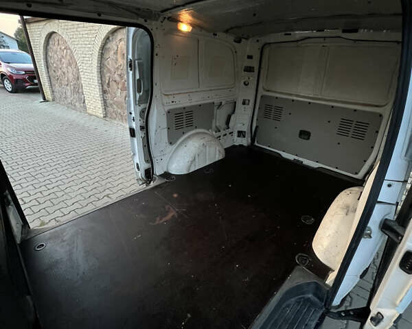 Белый Мерседес Вито, объемом двигателя 2.2 л и пробегом 220 тыс. км за 14500 $, фото 11 на Automoto.ua