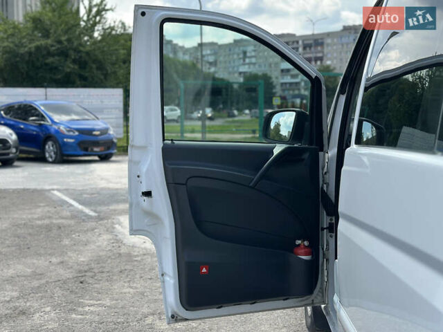 Белый Мерседес Вито, объемом двигателя 2.14 л и пробегом 331 тыс. км за 13600 $, фото 15 на Automoto.ua