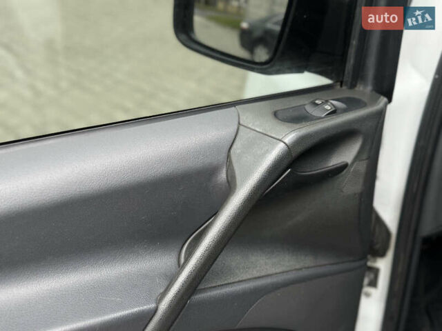 Белый Мерседес Вито, объемом двигателя 2.14 л и пробегом 292 тыс. км за 11750 $, фото 35 на Automoto.ua