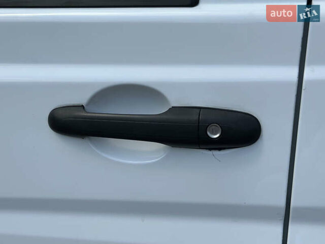 Белый Мерседес Вито, объемом двигателя 2.14 л и пробегом 331 тыс. км за 13600 $, фото 13 на Automoto.ua