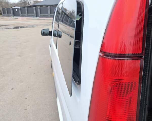 Білий Мерседес Віто, об'ємом двигуна 2.14 л та пробігом 201 тис. км за 18200 $, фото 28 на Automoto.ua