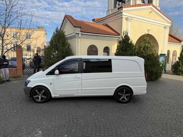 Белый Мерседес Вито, объемом двигателя 2.1 л и пробегом 300 тыс. км за 11000 $, фото 2 на Automoto.ua