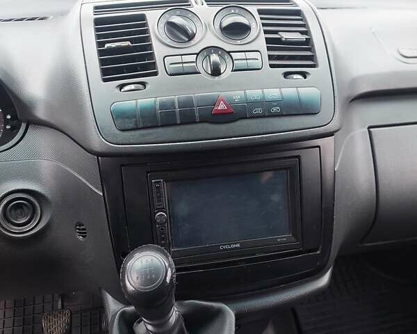 Белый Мерседес Вито, объемом двигателя 2.14 л и пробегом 274 тыс. км за 13000 $, фото 13 на Automoto.ua