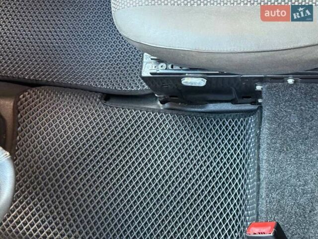 Білий Мерседес Віто, об'ємом двигуна 2.2 л та пробігом 449 тис. км за 10999 $, фото 25 на Automoto.ua