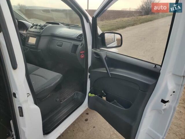 Белый Мерседес Вито, объемом двигателя 2.15 л и пробегом 328 тыс. км за 8500 $, фото 13 на Automoto.ua