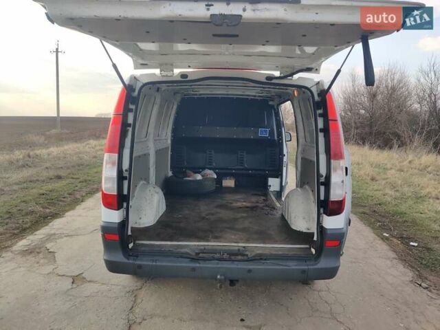 Белый Мерседес Вито, объемом двигателя 2.15 л и пробегом 328 тыс. км за 8500 $, фото 7 на Automoto.ua