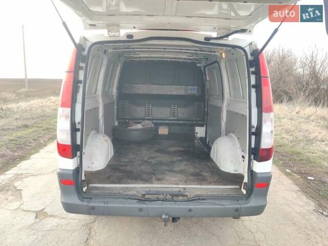 Белый Мерседес Вито, объемом двигателя 2.15 л и пробегом 328 тыс. км за 8500 $, фото 6 на Automoto.ua